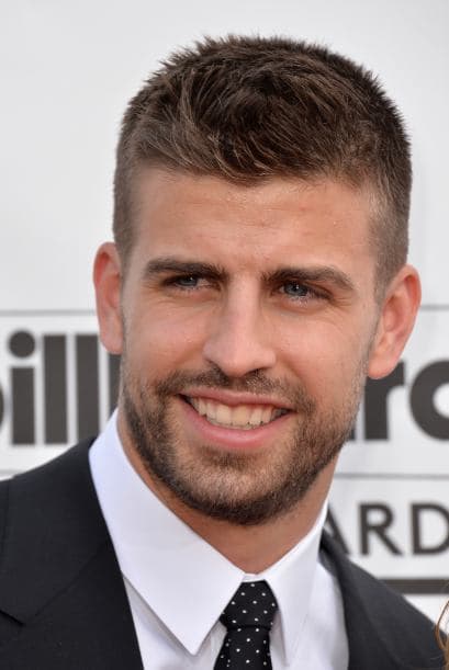 Gerard Piqué juega como defensa en el FC Barcelona y se ha convertido en uno de los mejores del mundo.