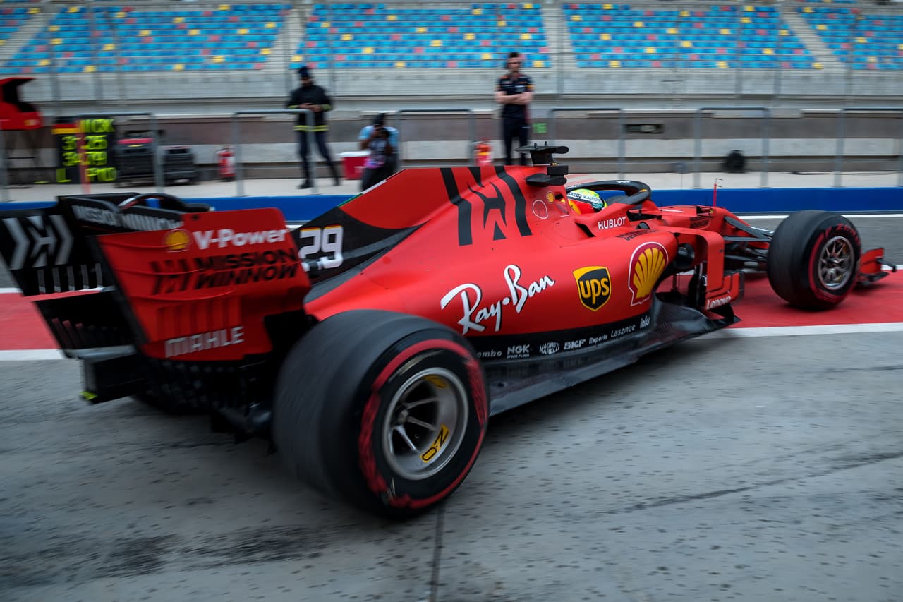Aunque era un día memorable, la lluvia en el desierto paró la jornada y el debut de Mick se vio inerrumpido.