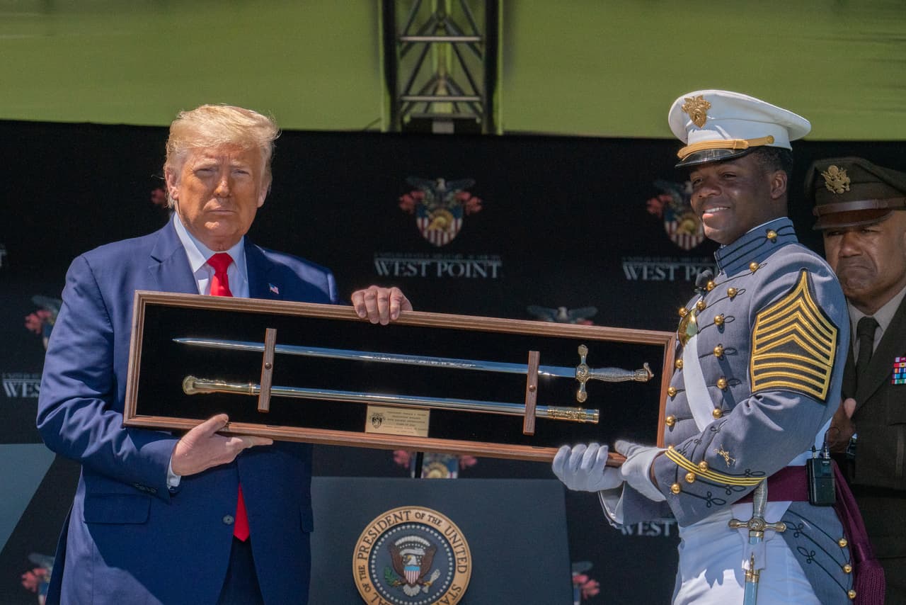 Militares retirados, congresistas y organizaciones de veteranos critican a Trump por burlarse de caídos en combate