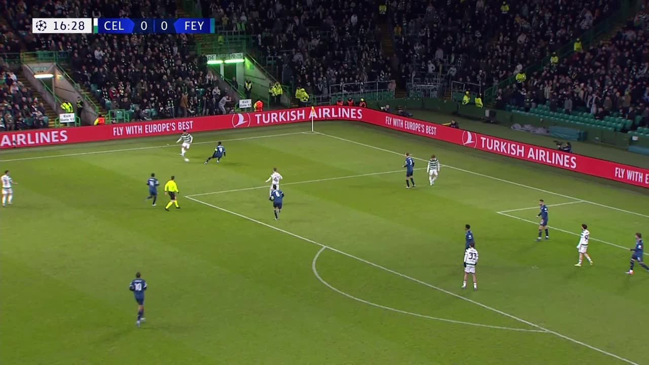 ¡TIRO ATAJADO! disparo por Kyogo Furuhashi.