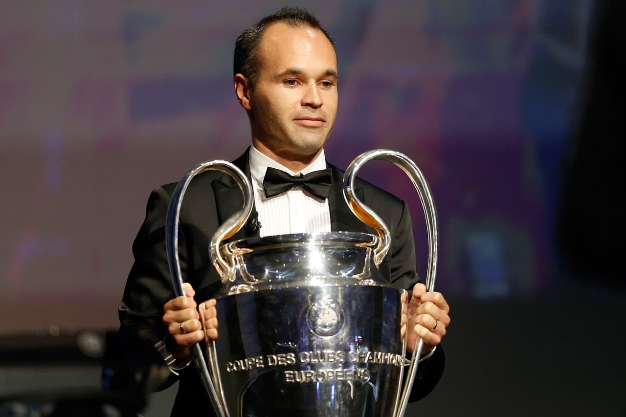 Este último fue el encargado de introducir la 'orejona' en el escenario. El resto, al margen de rememorar brevemente sus títulos, tuvieron la labor de sacar los nombres de los equipos de los distintos bombos.