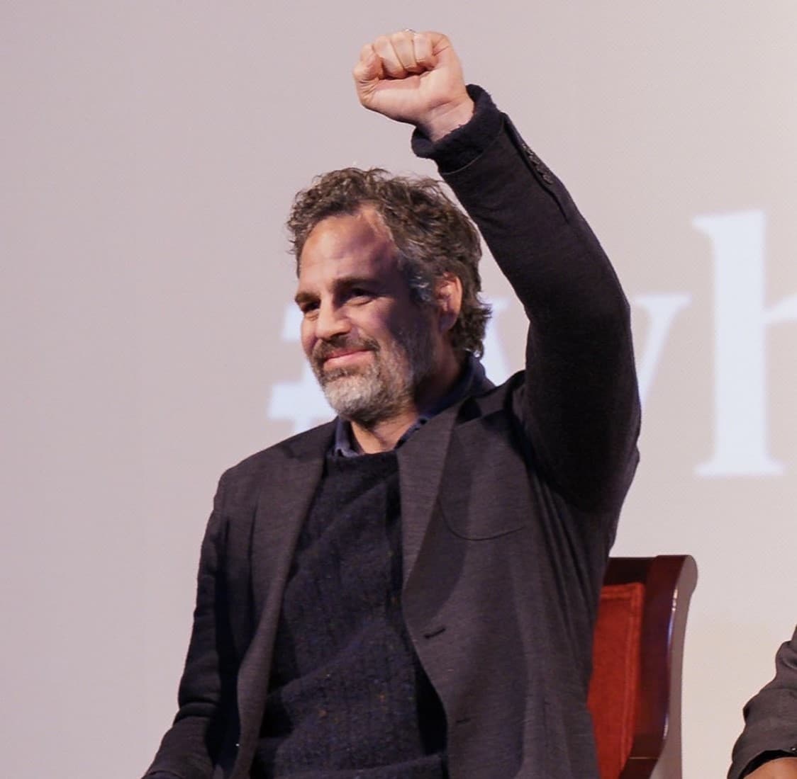 Antes de la resurrección, Bella Baxter era Victoria Blessington, una mujer que cometió suicidio para escapar de los abusos de su esposo.
<br>