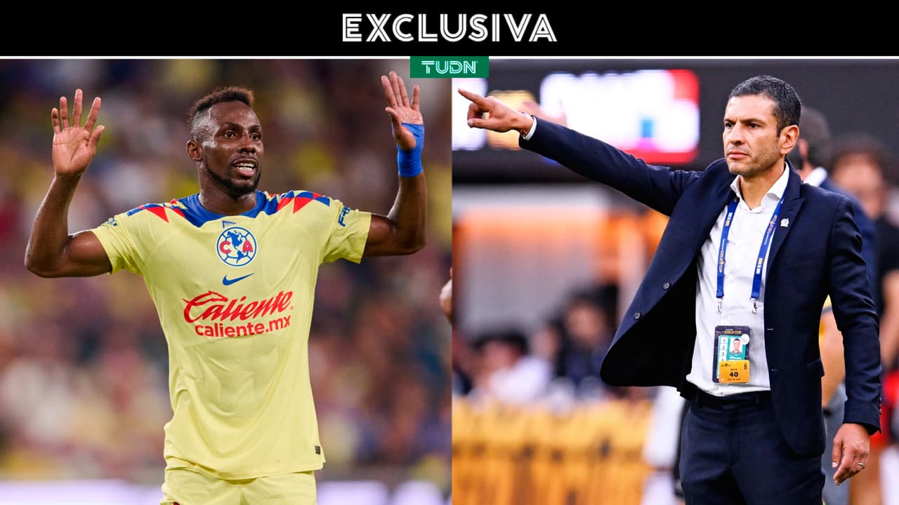  Jimmy Lozano contempla a Julián Quiñones con el Tri