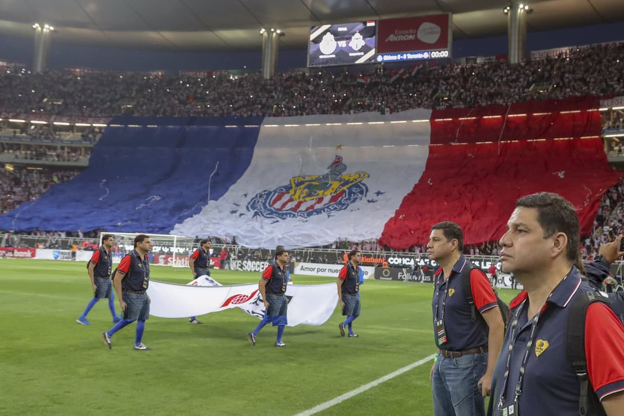 El equipo solo quería que su gente le ayudara a quitar a un intruso en un cuadro espectacular entre Matías Almeyda y la bandera gigante de su afición.