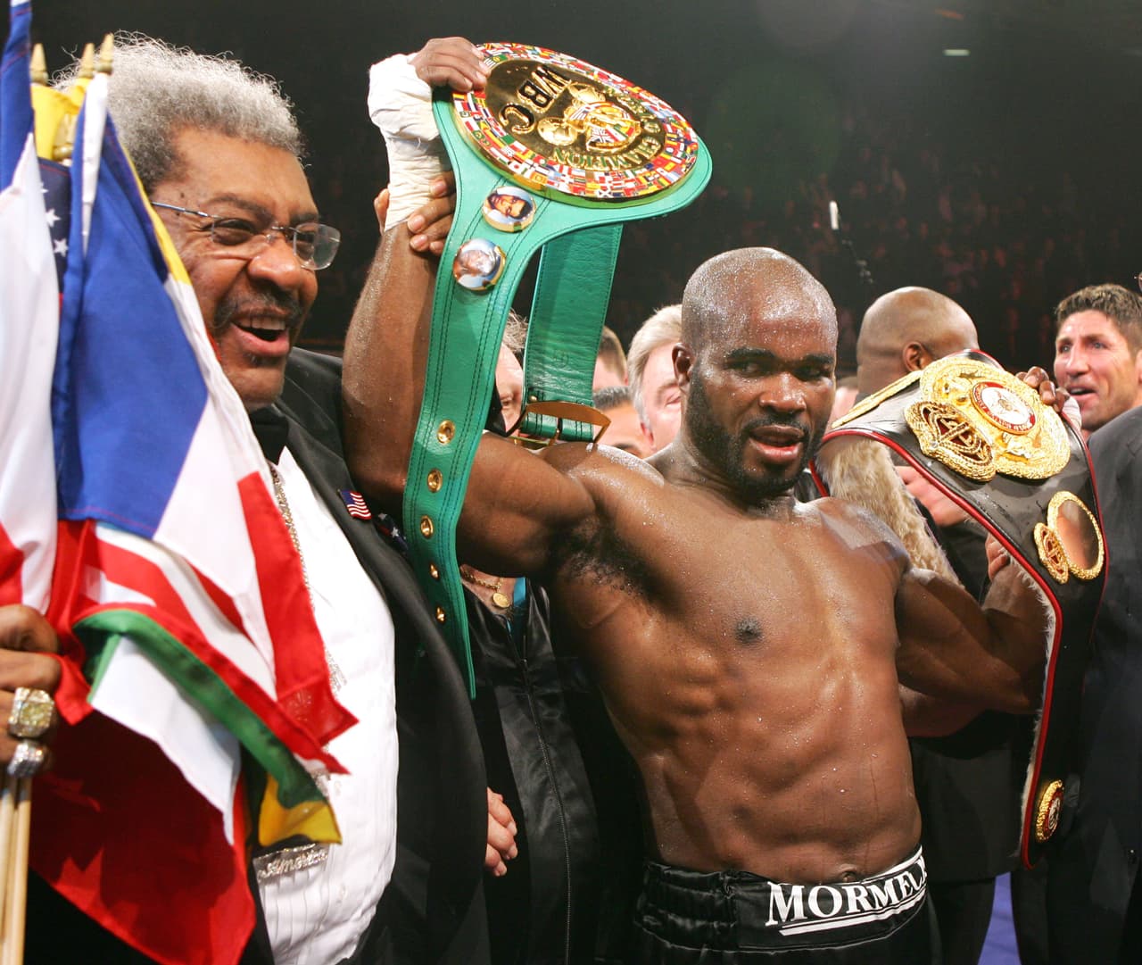 Excampeón O'Neil Bell muere en asalto