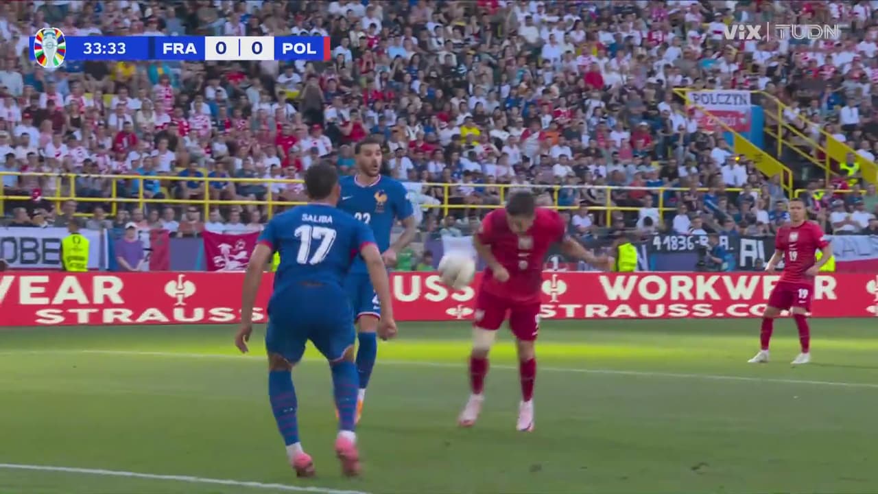 ¡Lewandoski se la pierde de cabeza y Polonia se lamenta!