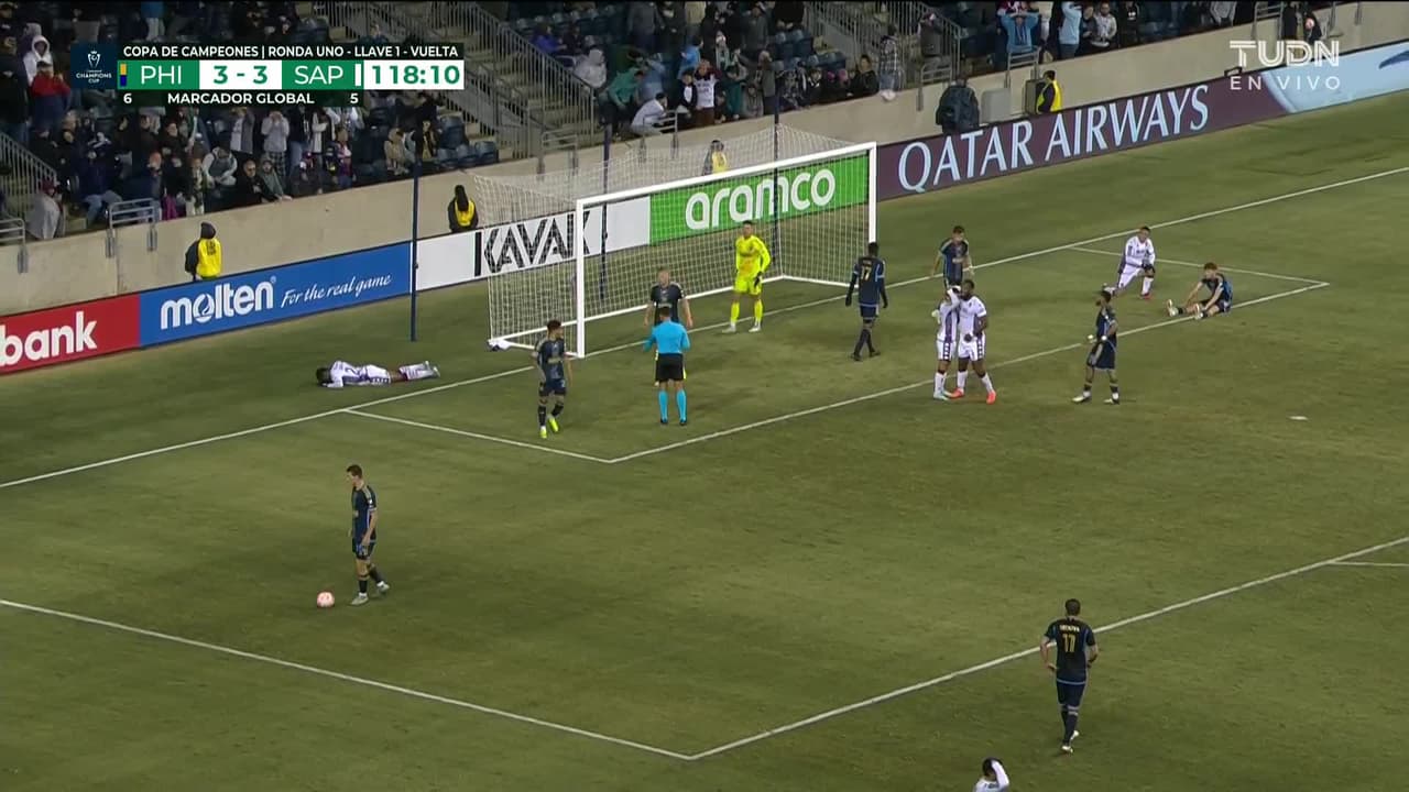 ¡CERCA! Kendall Waston disparó que se estrella en el poste.