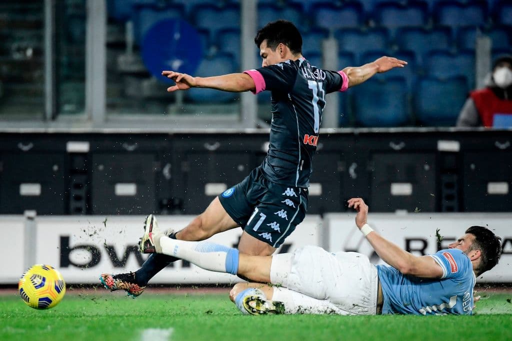 El mexicano Hirving Lozano dejó el campo lesionado del tobillo durante la J13 de la Serie A.