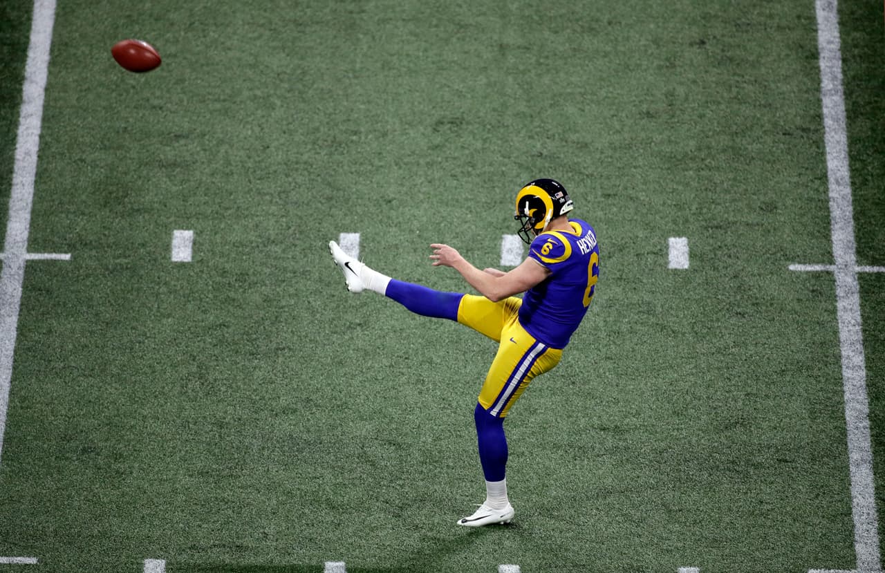 Y apenas en la primera serie ofensiva del segundo medio, que tampoco caminó, Johnny Hekker estaba imponiendo una marca con siete despejes seguidos.