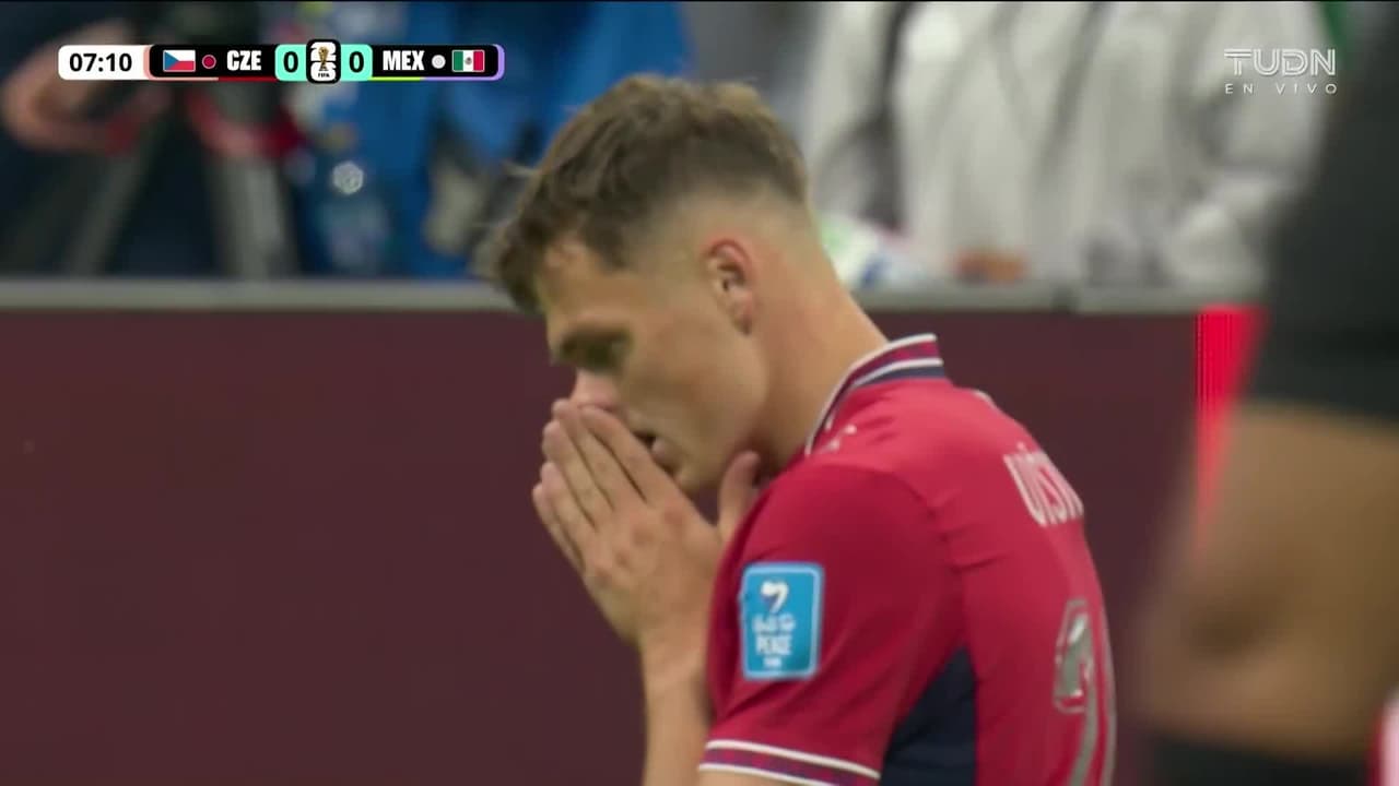¡El Tala Rangel se vuelve héroe y evita un golazo de Chequia en los primeros minutos!