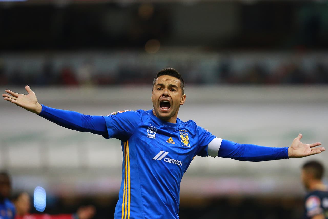 MEXICO CITY, MEXICO - NOVEMBER 29: Anselmo Vendrechovski Juninho of Tigres shouts during the semifinal first leg match between America and Tigres UANL as part of the Torneo Apertura 2017 Liga MX at Azteca on November 29, 2017 in Mexico City, Mexico. (Photo by Manuel Velasquez/Getty Images)