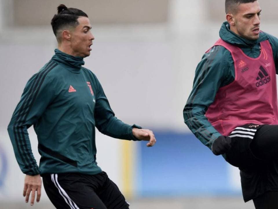 La Juventus entrenó y CR7 se robó los reflectores con nuevo look a lo 'Gareth Bale'.