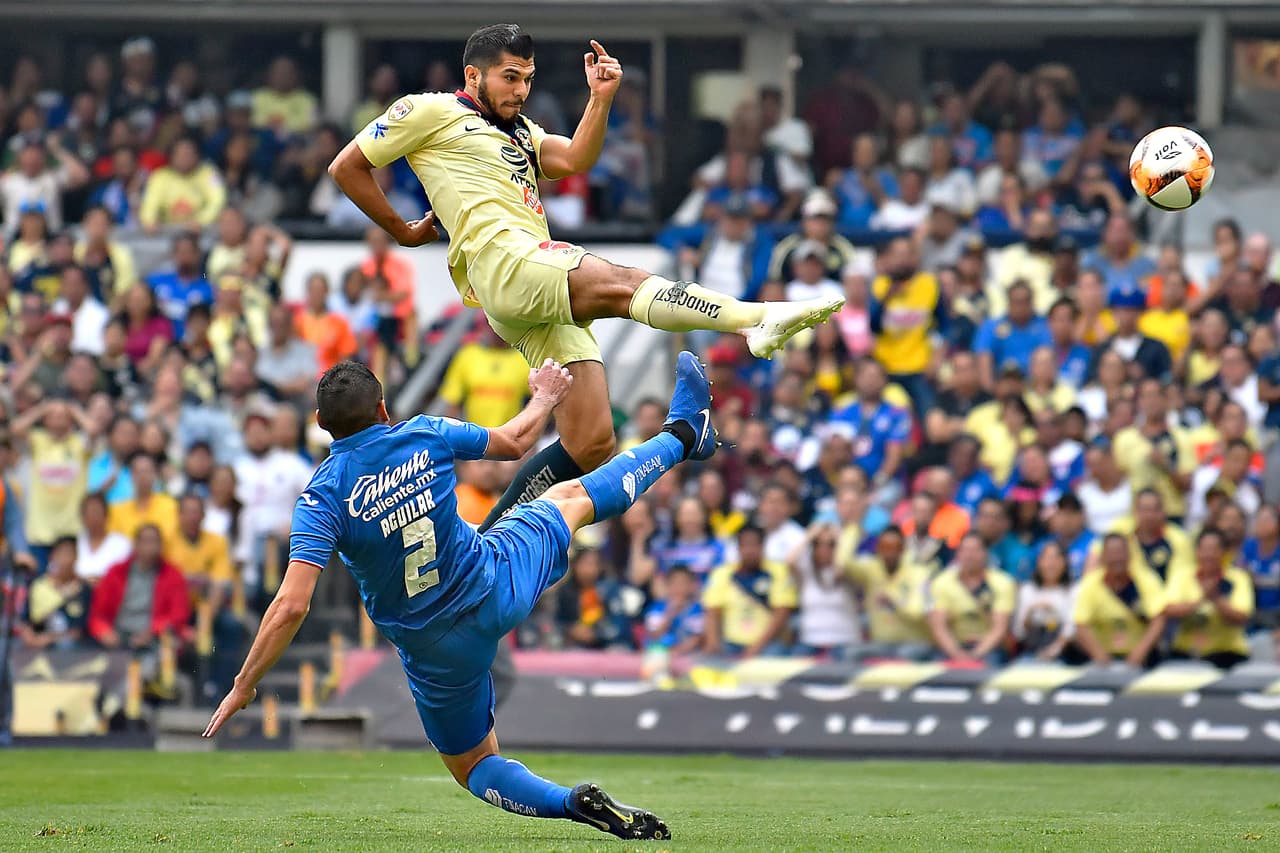El delantero Henry Martin (centro) estuvo cerca de anotar al minuto 19' el primer gol del América con esta jugada acrobática.