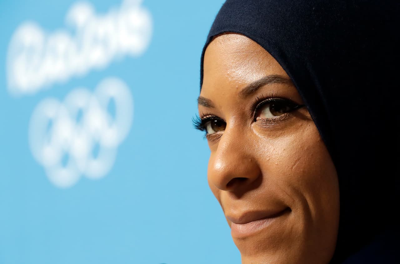 La esgrimista estadounidense Ibtihaj Muhammad, quien compitió en Río 2016, es una de las deportistas quien podría verse favorecida con la iniciativa de la mezquita móvil en los JJOO de Tokio 2020.