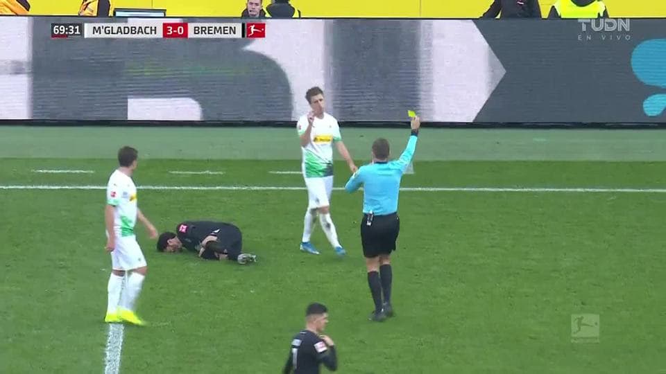 Tarjeta amarilla. El árbitro amonesta a Patrick Herrmann de Borussia Mönchengladbach