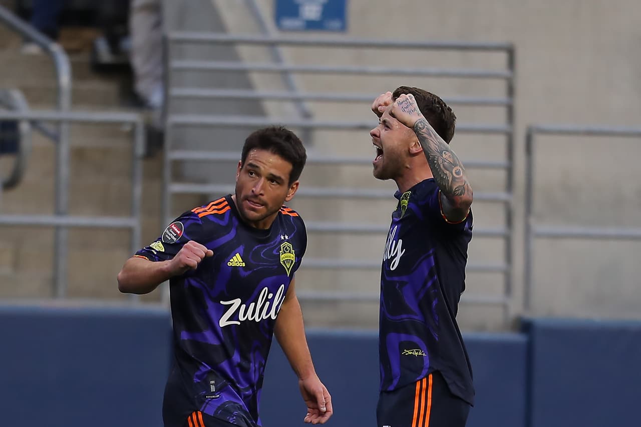 El dominio de Seattle se vio reflejado en el marcador a los 16 minutos, cuando los que saben se juntaron en el área para armar una increíble triangulación que Albert Rusnak concretó con un disparo cruzado para el 1-0.