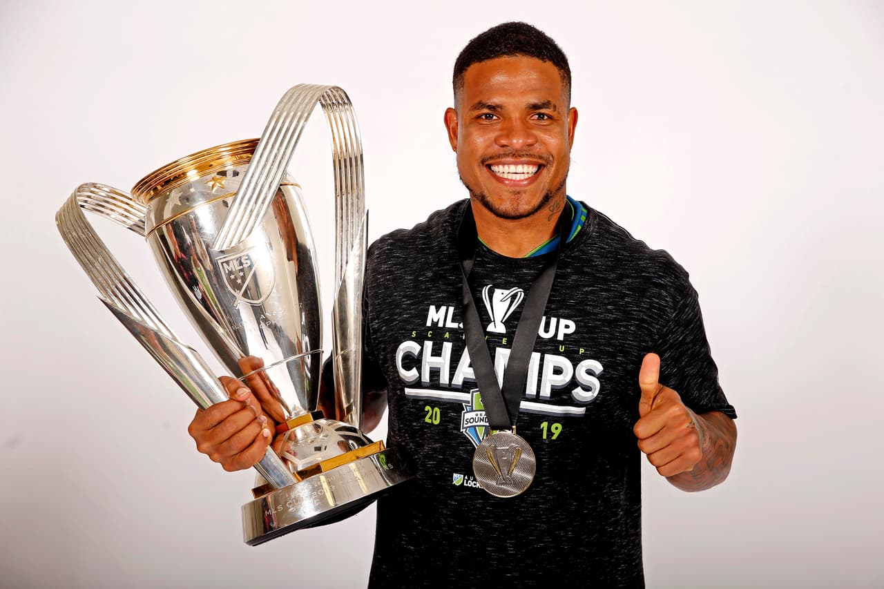 Román Torres, con el trofeo de la MLS Cup que ganó a fines de 2019.