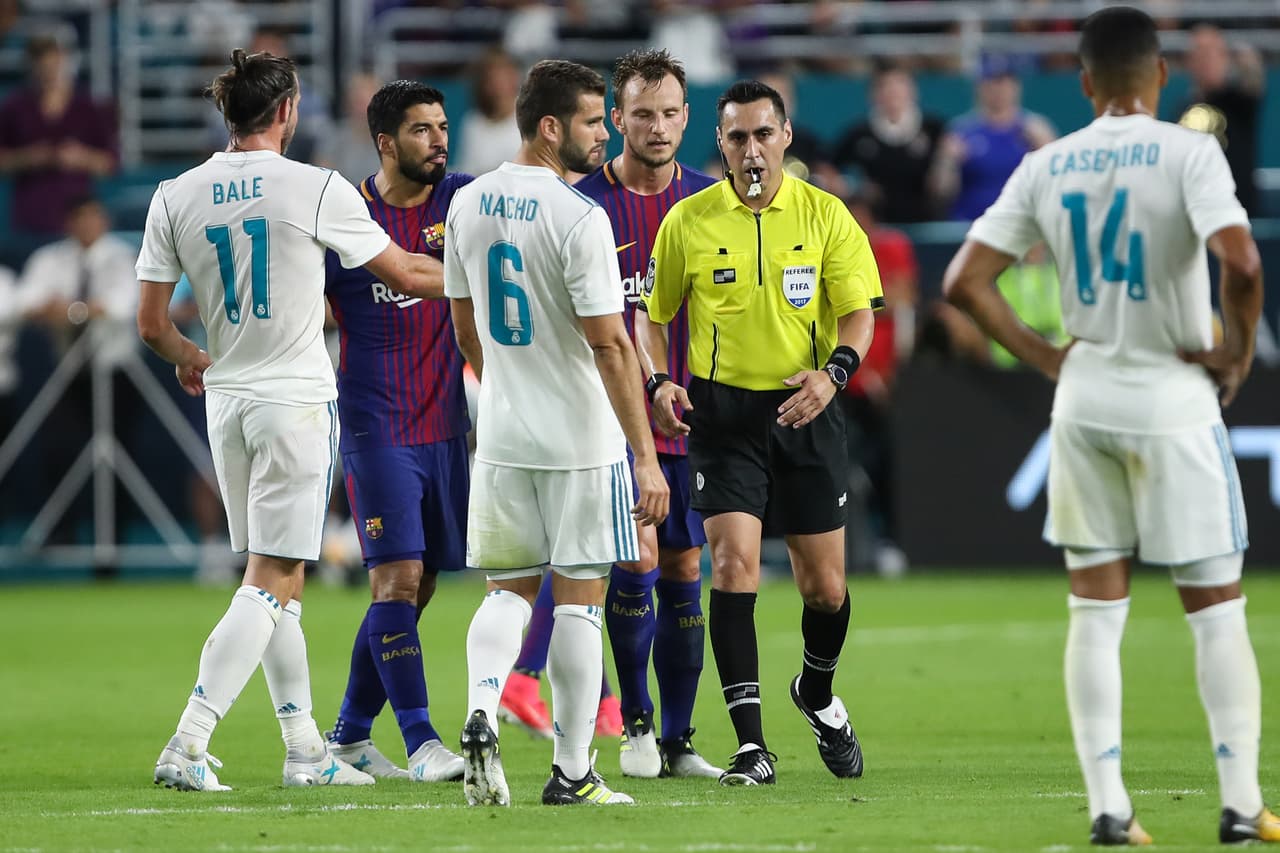 MIAMI GARDENS, FL - JULY 29: Luis Suarez of FC Barcelona and Ivan Rakitic of FC Barcelona have a disagreement with Referee Jair Marrufo during the International Champions Cup 2017 match between Real Madrid and FC Barcelona at Hard Rock Stadium on July 29, 2017 in Miami Gardens, Florida. (Photo by Robbie Jay Barratt - AMA/Getty Images)