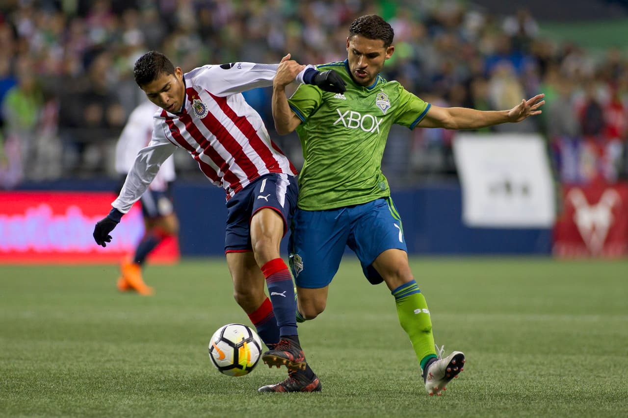 Chivas aguantó la arremetida y se hizo el dueño del balón para también responder en el arco del local.