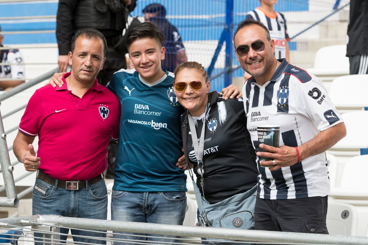 Las aficiones del Monterrey y de Tigres vivieron su propio partido en las tribunas y a las afueras del estadio. Estas son las mejores imágenes.