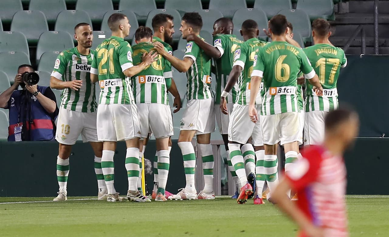 Con doblete de Borja Iglesias, el Real Betis consigue victoria sobre Granada 2-1 en la Jornada 35 de LaLiga. Al minuto 71 ingresó Diego Lainez y al 89' entró de cambio And´res Guardado; los verdiblancos se acercan a puestos europeos.