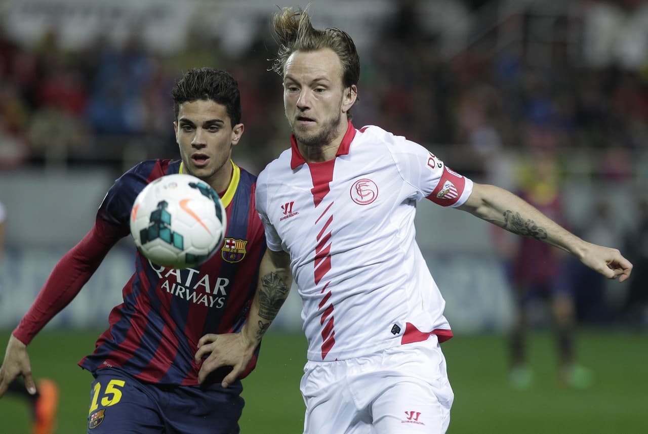 Llegó a España en 2010, para jugar con el Sevilla. En el Sánchez Pizjuán estuvo cuatro años.