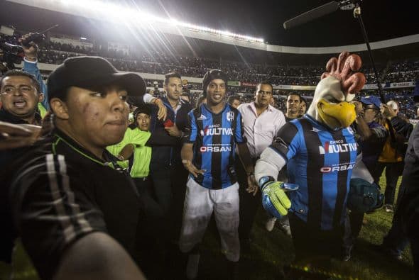 Al medio tiempo del duelo entre Querétaro y Puebla, Ronaldinho fue presentado a la afición de gallos. El brasileño fue vitoreado a pesar de no jugar.