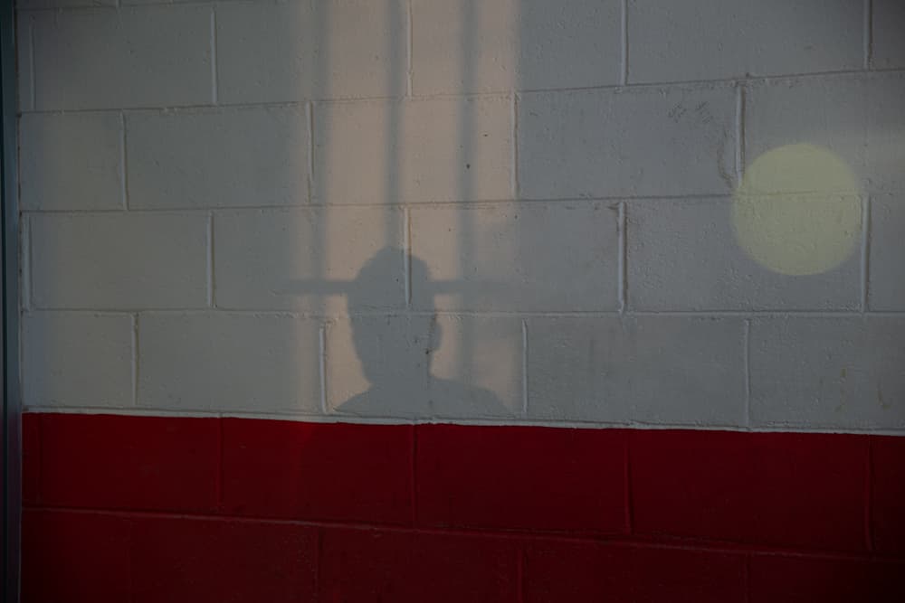 <b>"Todo lo que nos dijeron fue mentira. Han engañado a mucha gente",</b> reclama. Denuncia que ni siquiera les dejaron presentar su caso de asilo o explicar las razones de su migración: 
<b>"No nos dejaron ni decir dos palabras, pisotearon nuestros derechos".</b> Marvin, que está con su familia en un albergue que acondicionó el gobierno municipal de Ciudad Juárez a la carrera, teme que la opción para ellos sea regresar a Guatemala: "Quizás nos toque aceptar la realidad y esperar lo que venga".