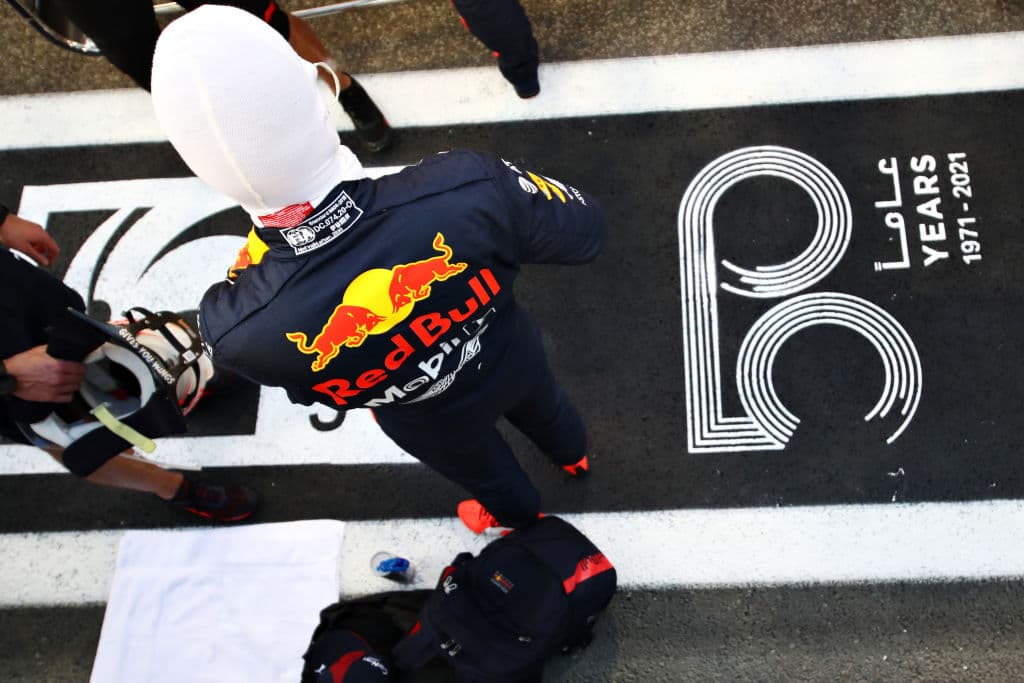 Max Verstappen se lleva el Gran Premio de Abu Dhabi, seguido de Valteri Bottas en segundo lugar y el británico Lewis Hamilton se llevó la tercera posición. El mexicano Sergio Pérez abandonó la carrera en la décima vuelta por fallas en el motor. Así cerró la temporada 2020 de la F1.