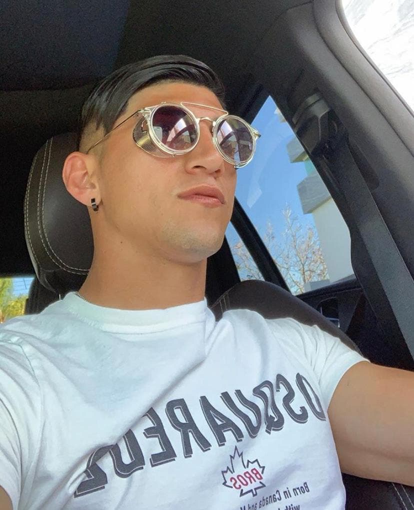 <b>Lentes llamativos</b>
<br>No podían faltar los lentes atípicos del futbolista, este modelo no lo usa cualquiera y, por supuesto, se necesita tener el porte de Pulido para lucirlos.