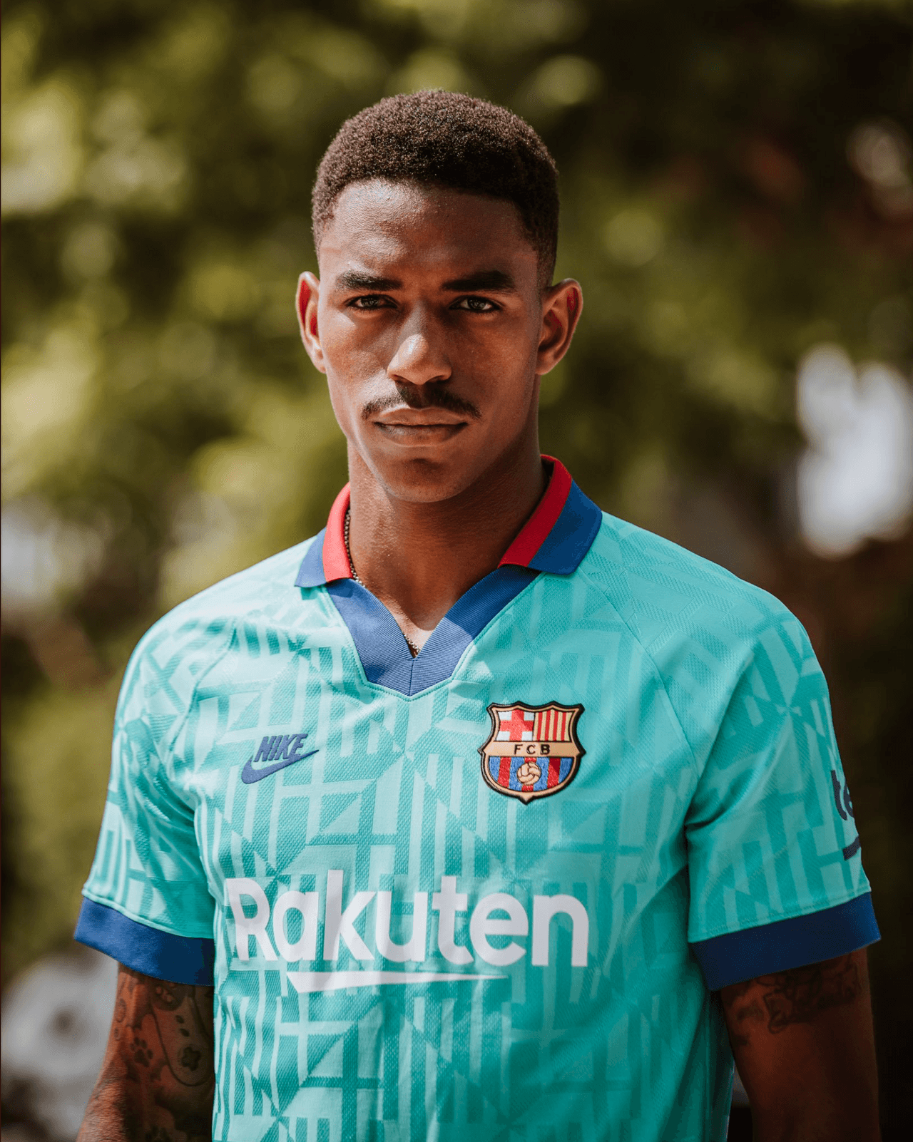 Este modelo está inspirado en la temporada 1996/97, cuando se coronaron campeones en la Copa del Rey y la Eurocopa.