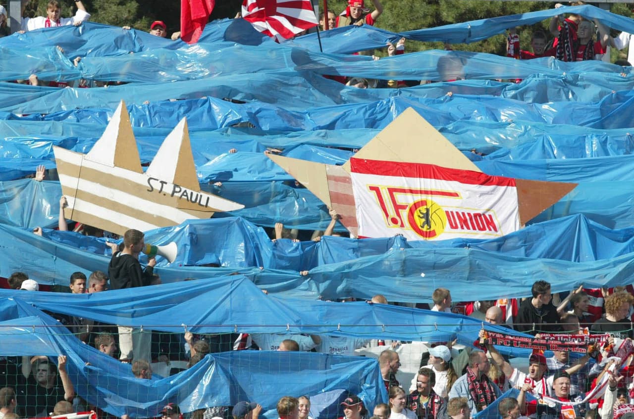 Por sus ideas sociopolíticas, está hermanado con el St. Pauli, un club germano con ideología política de izquierda y de movimientos contraculturales.