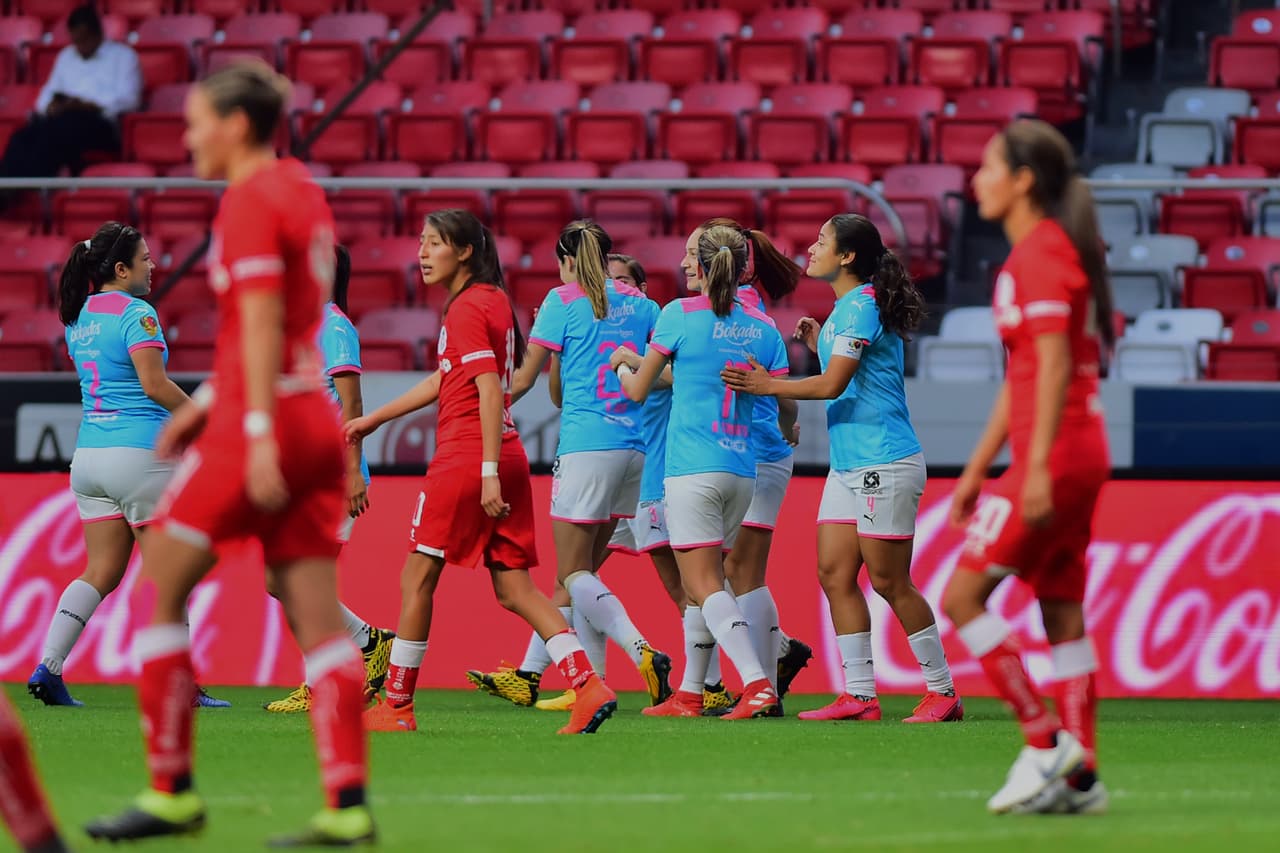 Con goles de Desiree Monsiváis, Rayadas venció, no sin sufrir al final 1-2 a las Diablitas del Toluca, en la Bombonera, Karla Saavedra descontó para las locales.