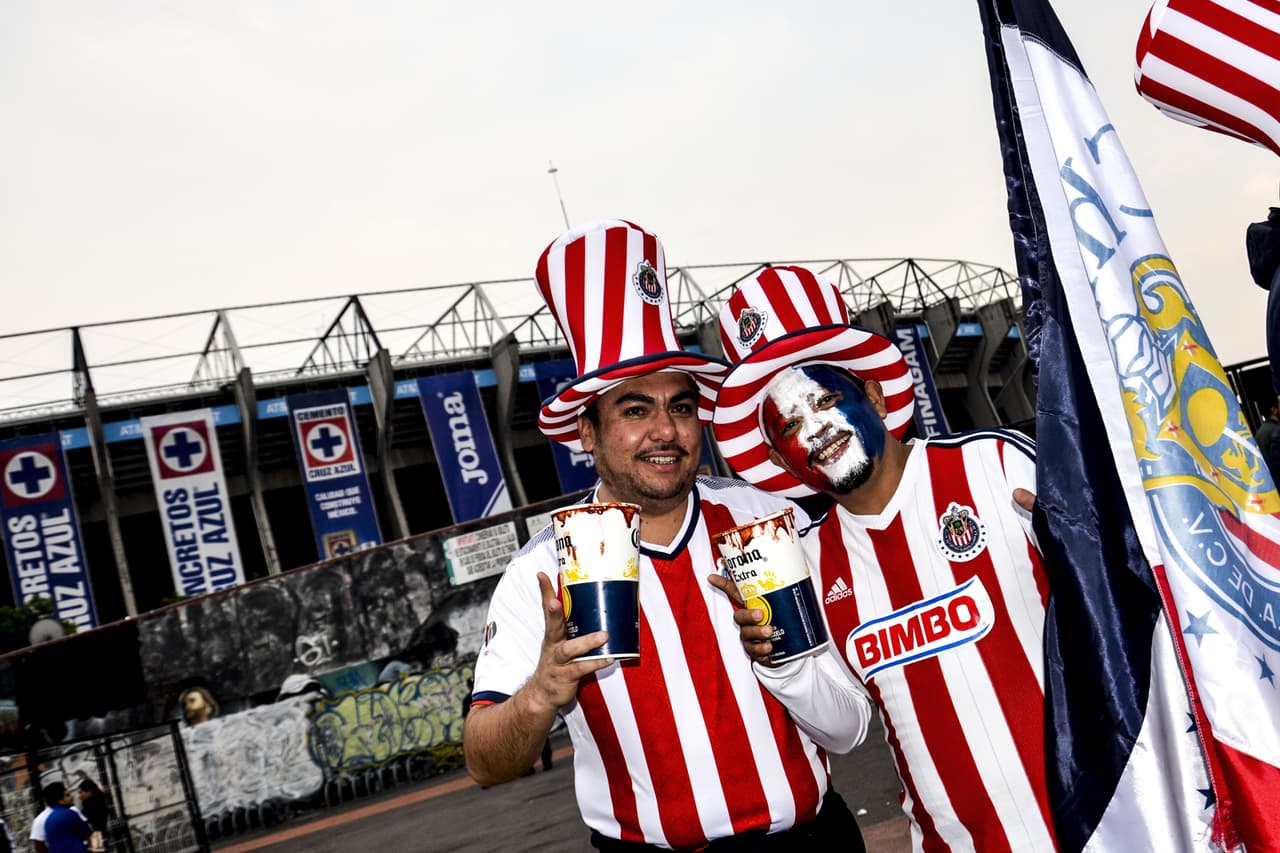 Fanáticos de Chivas en las afueras del Estadio Azteca antes del juego contra Cruz Azul.