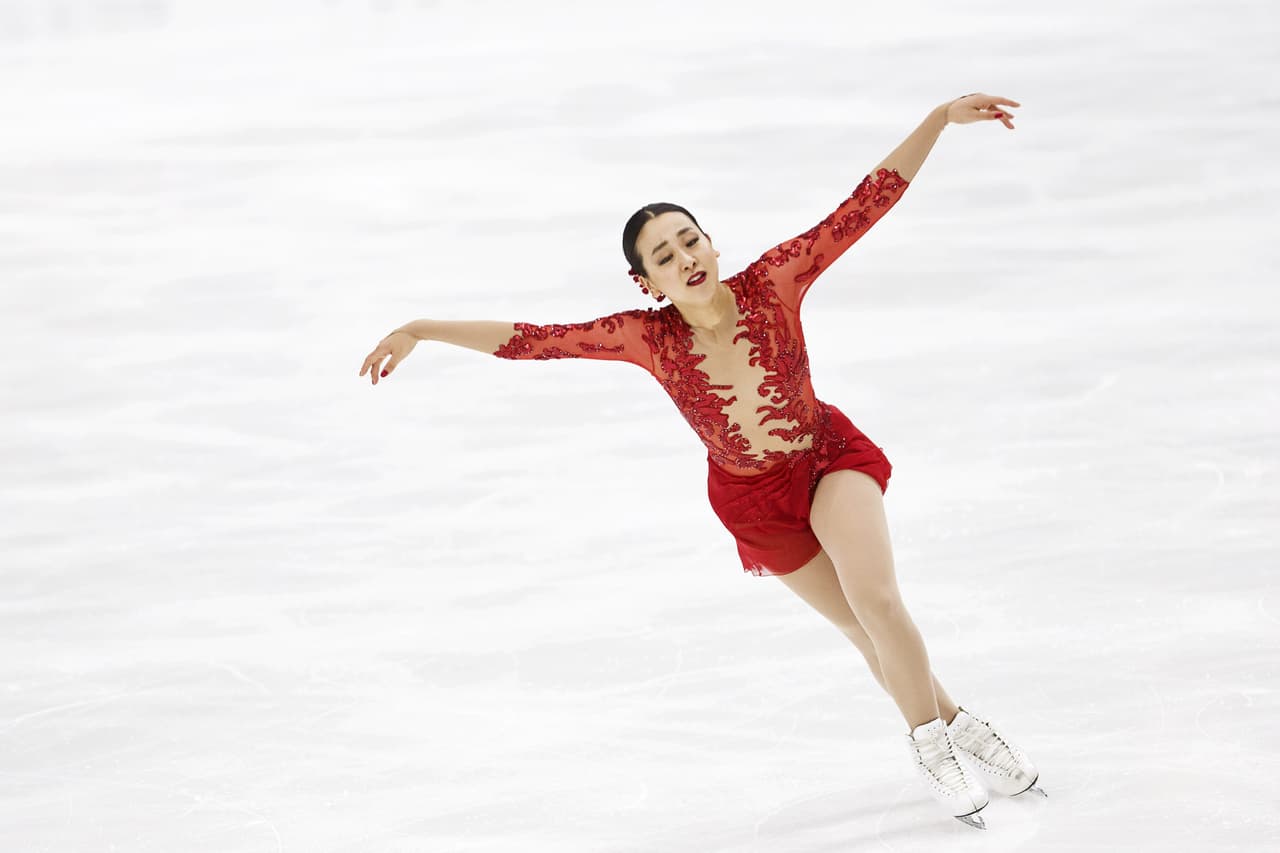 Mao Asada de Japan muestra la calidad de su rutina en la modalidad de patinaje libre femenino.