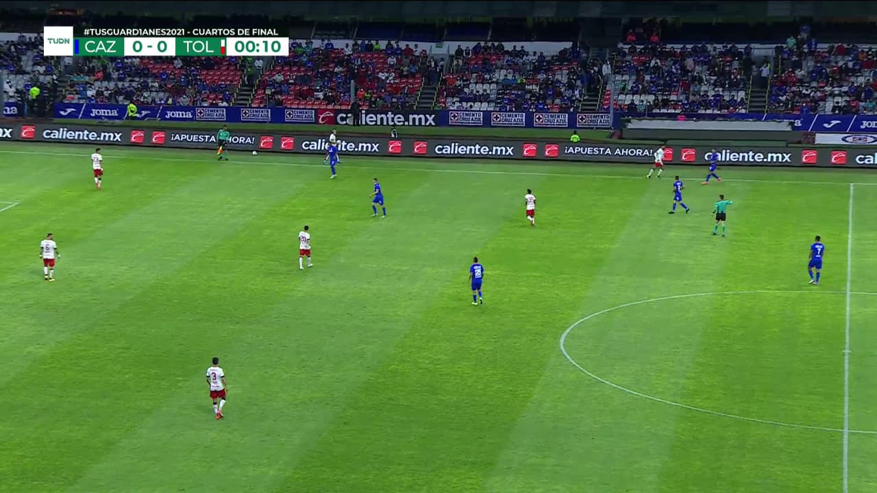 Arranca el partido y la pelota está en juego.