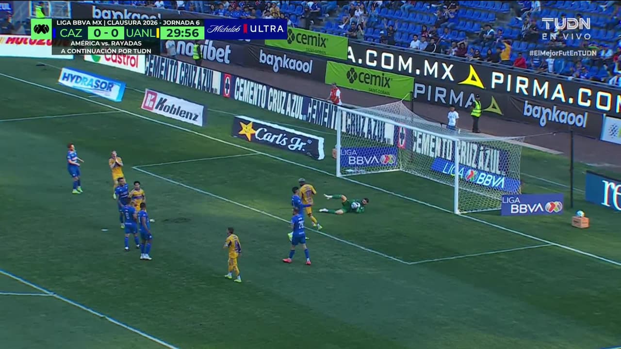 ¡TIRO ATAJADO! disparo por Diego Lainez.