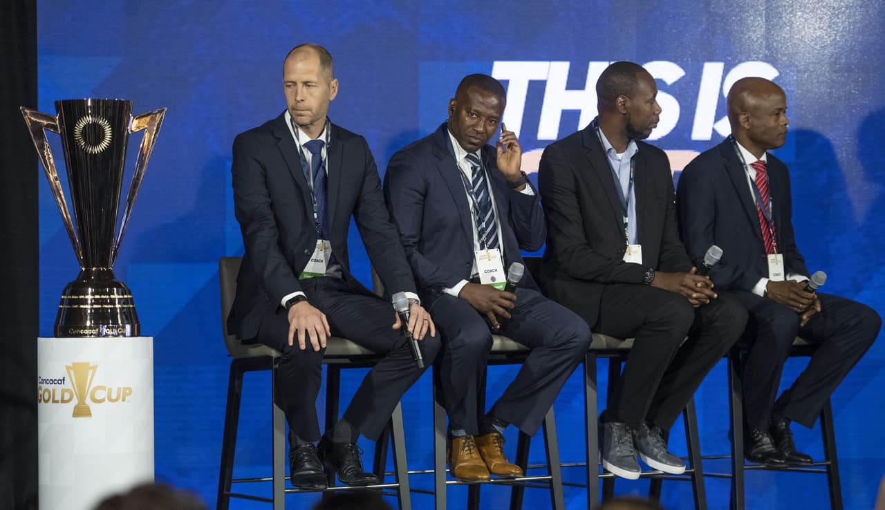 Durante la ceremonia del sorteo los entrenadores del Grupo D.