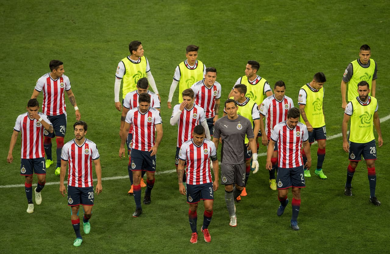 Con la cabeza al piso salieron los jugadores de Chivas a los camerinos. Había mucho para pensar y replantear.