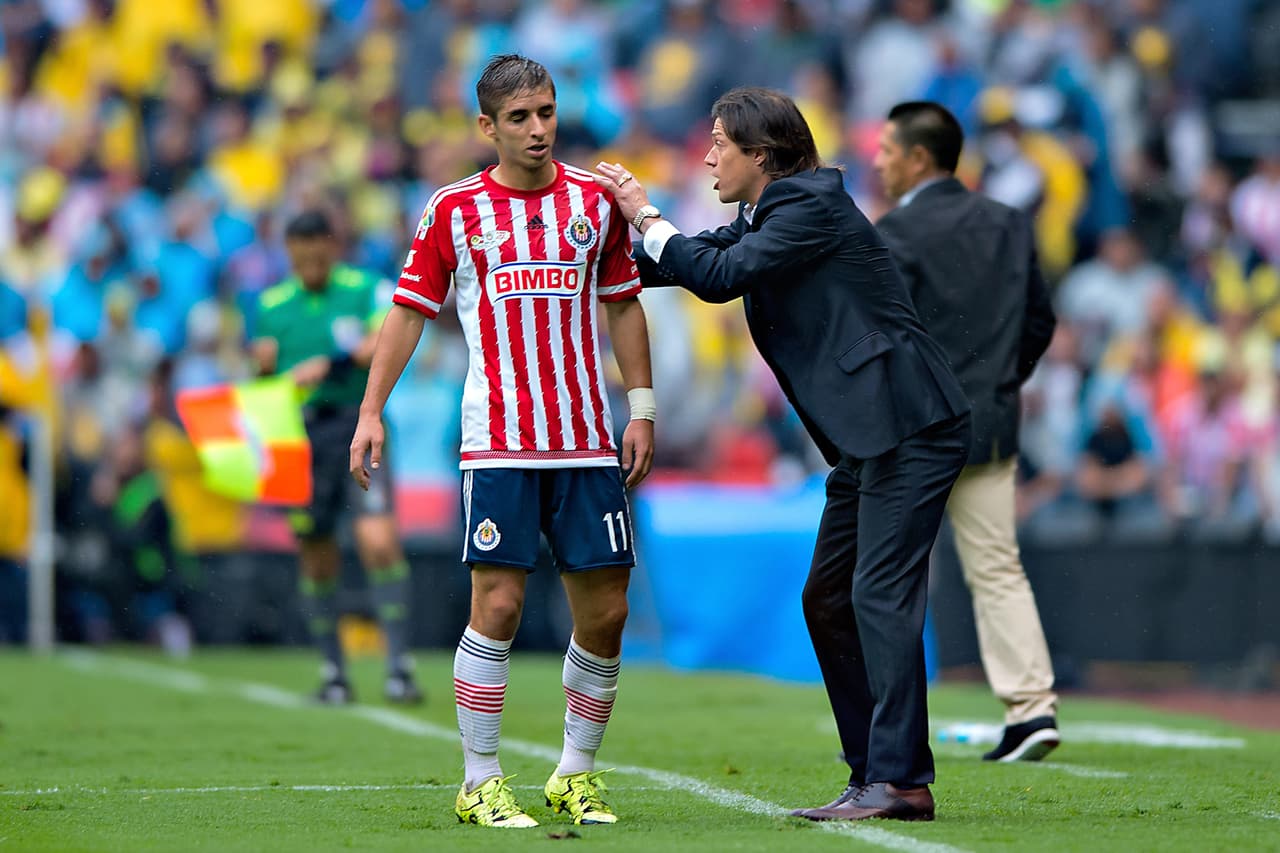 No es de a gratis que con uno de los goles de Carlos Peña, Chivas dejara atrás su terrible racha de nueve duelos sin ganar en el Clausura 2016. Su utilización daría un plus al juego del Rebaño, pero podría menguar en el ánimo del equipo que tras su desliz sea premiado con jugar el Clásico. Será un ajedrez anímico para Almeyda.