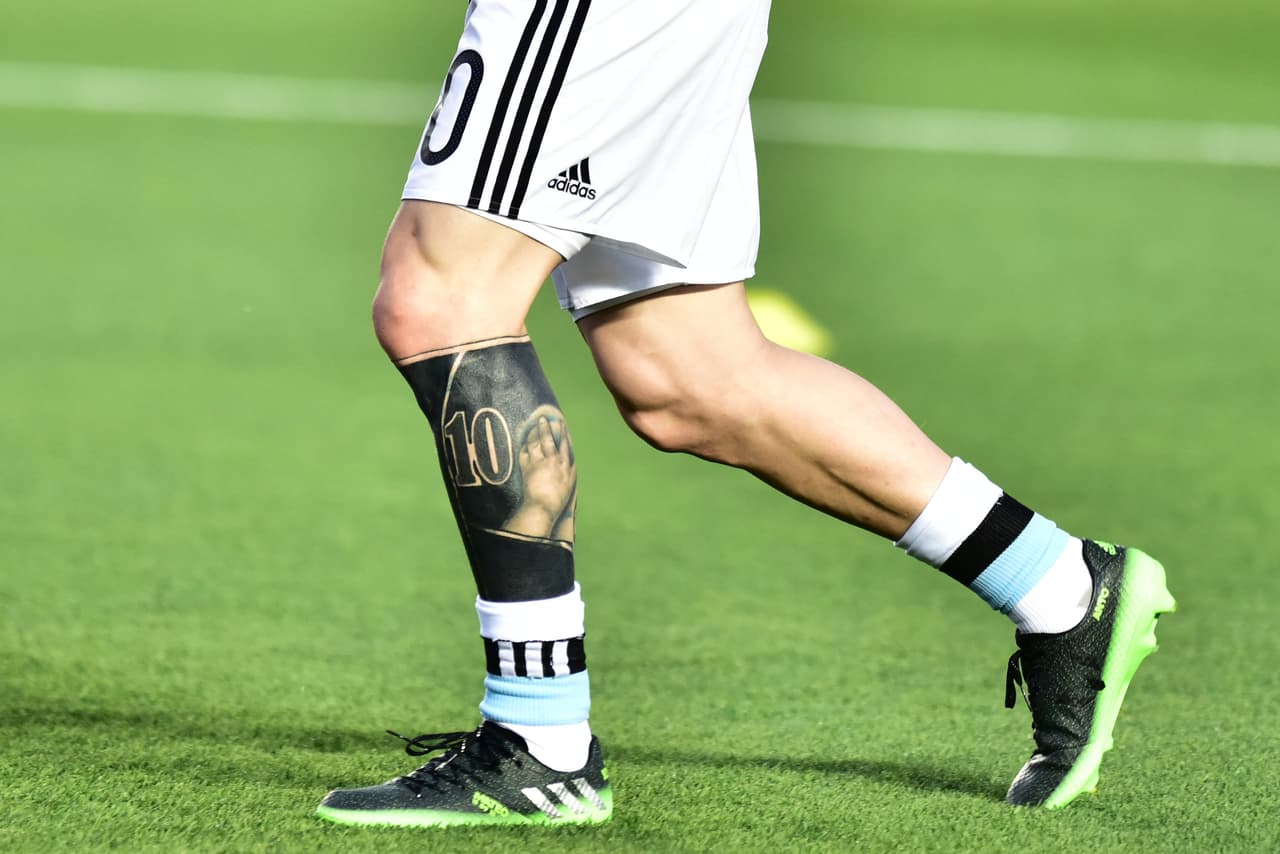 Lionel Messi tiene en su pierna izquierda un tatuaje con dos manos y el nombre de su hijo Thiago, además de tener el '10' característico que lleva en su camiseta.