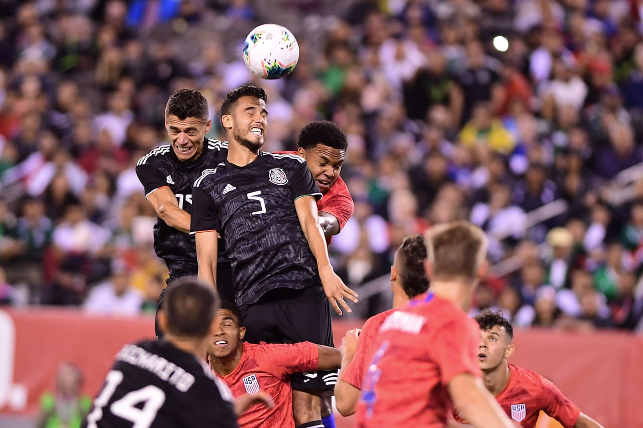 Con goles de Chicharito Hernández, Érick Gutiérrez y Uriel Antuna, México vence 3-0 al equipo de las barras y las estrellas; Orozco atajó un penal.