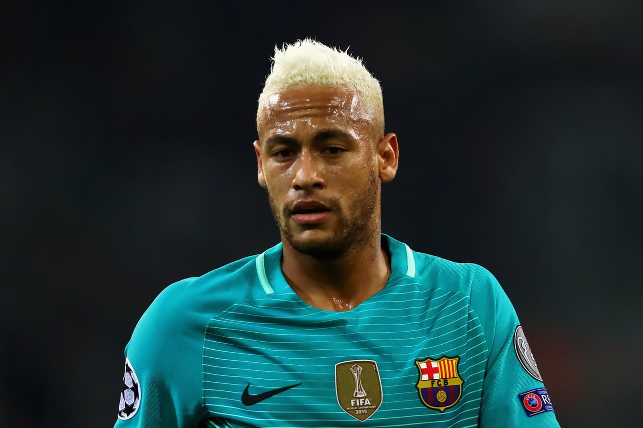 Para septiembre de 2016 presentó una de los peinados más curiosos, con el cabello totalmente pintado y corto.