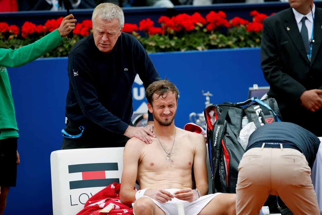 El austríaco Dominic Thiem se impuso 6-4, 6-0 contra el ruso Daniil Medvedev, afectado por lesiones en la Final del ATP 500 Barcelona Open Banc Sabadell, conocido como Trofeo Conde de Godó.