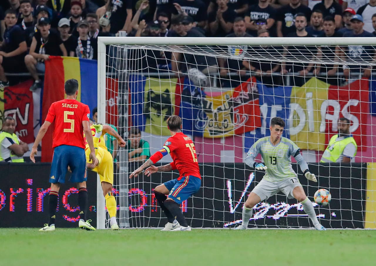 España venció a Rumania 2-1 en Bucarest gracias a los goles de Paco Alcácer y Sergio Ramos. Para los rumanos descontó Florin Andone, que pasó gran parte de su carrera en el país ibérico.