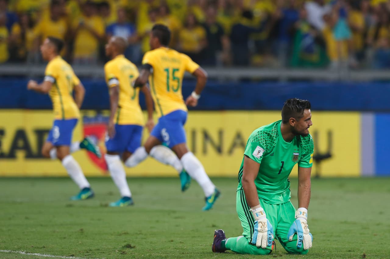 Romero tampoco marcó una gran diferencia en el arco de Argentina y veía cómo los brasileños dominaron a placer.