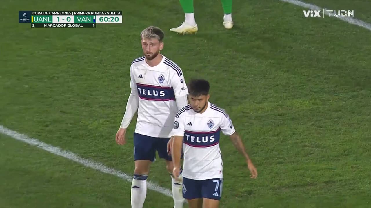 ¡Se salva Whitecaps! Raposo se tira de cabeza para alejar el peligro