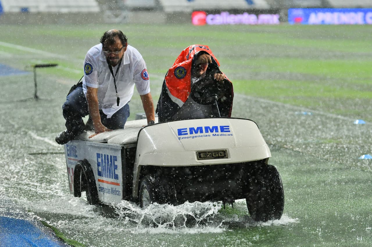 Así tenían que salir los encargados de la camilla y la salud en el estadio.