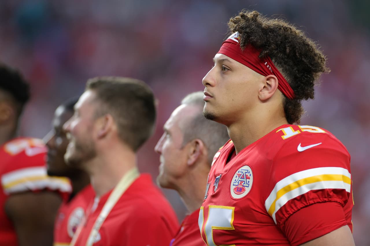 Patrick Mahomes muy concentrado previo al encuentro.