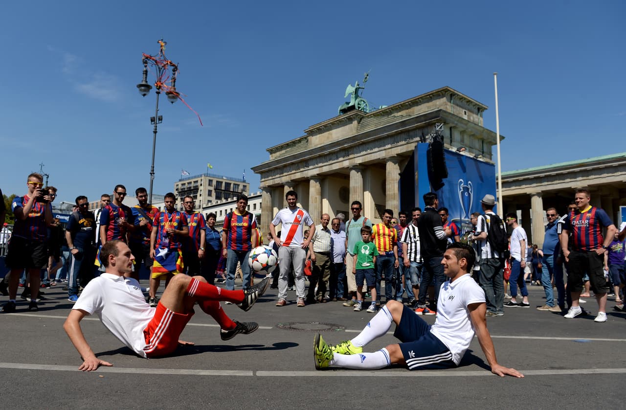 Los aficionados culés y bianconeros ya esperan ansiosos el inicio del encuentro entre italianos y españoles para definir al próximo Campeón de la Champions.